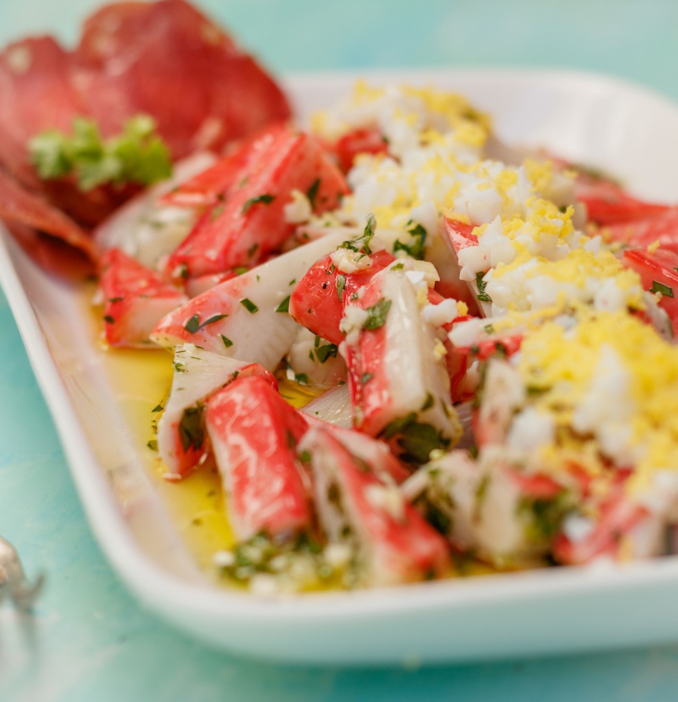 foto de Tiradito de Kani Kama clásico a la vinagreta con chips de bondiola